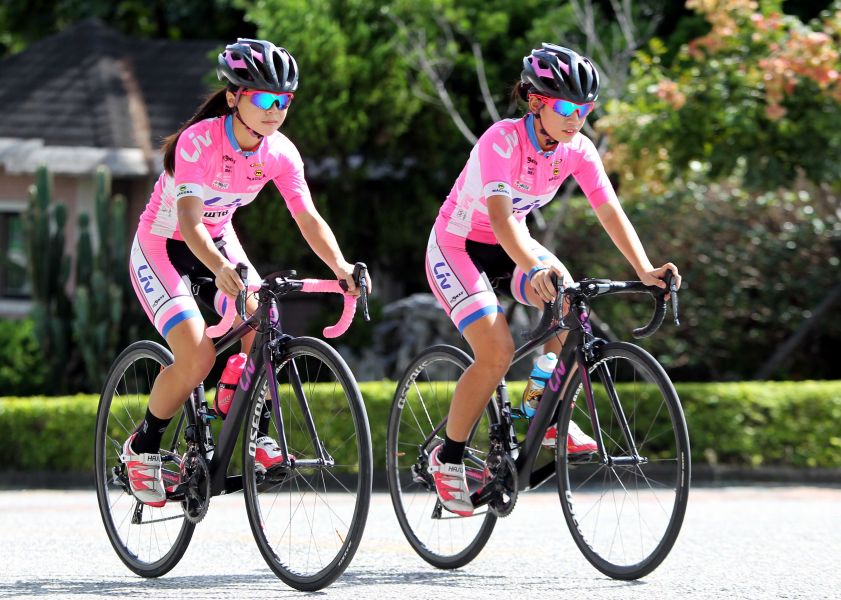 Liv宜蘭女子隊葉羽霜(右)和陳姿吟參加2017臺灣自行車登山王挑戰。中華民國自行車騎士協會／提供。