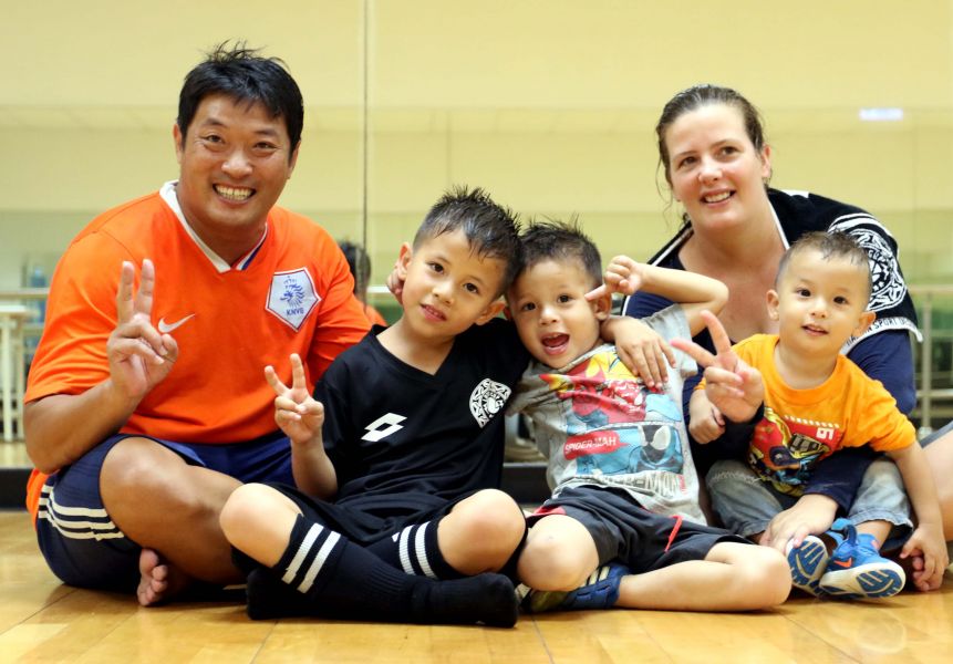 中華女子五人制足球隊教練張耀明(左)的兒子張雷米(左二)頗有大將之風。LOTTO／提供。