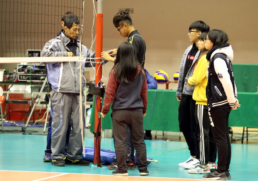 嘉義高商排球隊在中華排協場地組彭文龍(左)指導下架設球網。林嘉欣／攝影