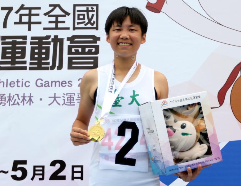 台灣大學施正心勇奪一般女一萬公尺金牌。林嘉欣／攝影。