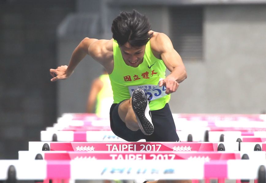 台北世大運銀牌陳奎儒在北市春季全國田徑賽110跨欄預賽輕鬆晉級。林嘉欣／攝影。