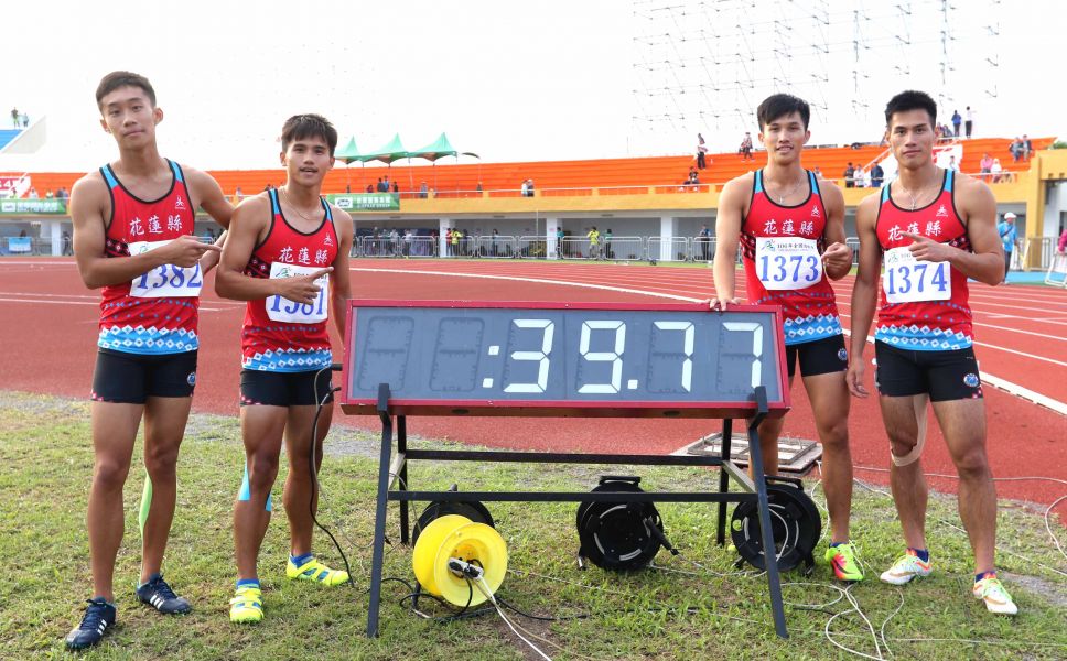 楊俊瀚(右)和岳劉皓全、魏泰陞、劉兆軒聯手，以39秒76二 度破大會紀錄，笑納男子400公尺接力金牌。林嘉欣／攝影。