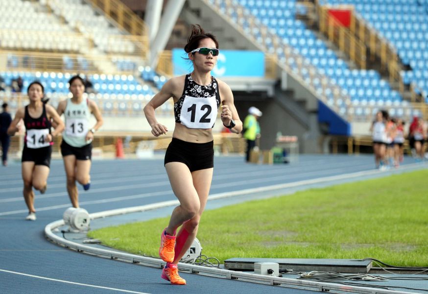 公開女子組五千公尺冠軍泰山慢跑林嫆菁(前)。林嘉欣／攝影。