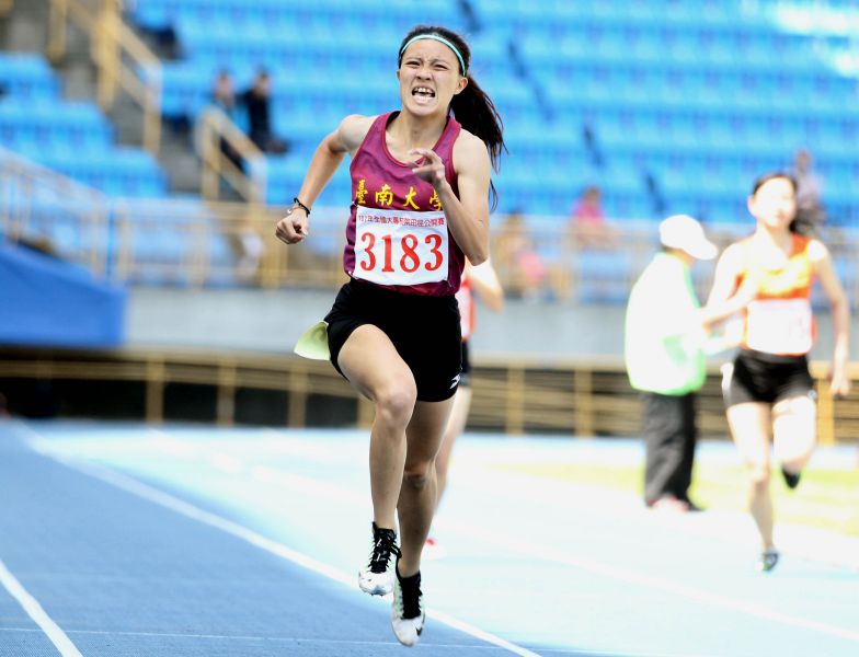 臺南大學林盈汝奪得大女乙組200公尺金牌，成績破大會。林嘉欣／攝影。