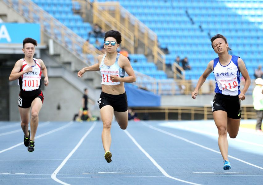 臺灣體大廖靜賢（右）摘得大女甲組200公尺后冠。林嘉欣／攝影。