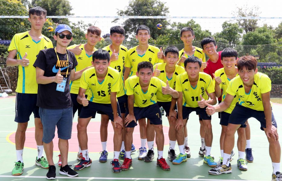 台中科大教練簡偉倫(前排左一)是前中華隊當家自由球員。林嘉欣／攝影。