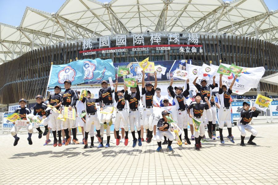 桃園聖火傳遞在中平國小棒球隊開心歡呼下圓滿結束。台北世大運組委會提供