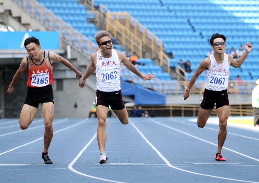 東華大學范志維（左）險勝，在大男甲組200公尺稱王。林嘉欣／攝影。