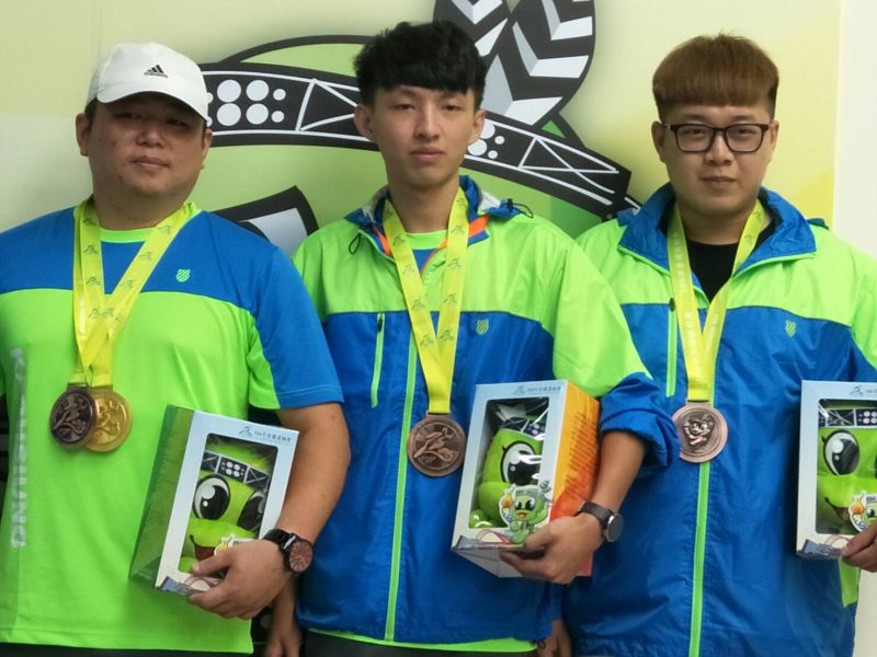 高雄市黃辰緯（左）勇奪男子組空氣手槍個人金牌，並與林磊、蘇家戊聯手獲得男團體銅牌。圖/高雄市體育處提供