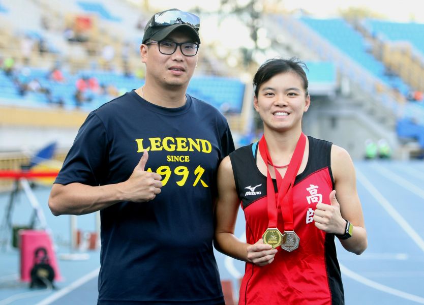 妥瑞症患者蔡品誼(右)全國大專田徑公開賽拿下一金一銀一破大會，教練金湘斌也給她一個讚。林嘉欣／攝影。