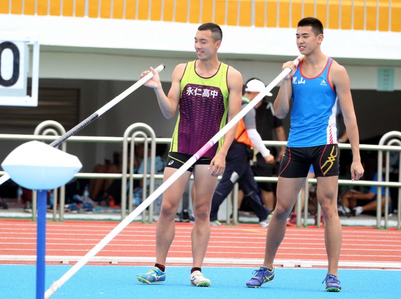 拿到銀牌的台北市麗山高中王昱翔(右)，也繼王晨佑後達到亞青參賽標準。林嘉欣／攝影。
