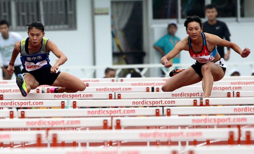 謝喜恩(右)在亞運田徑測試賽100mH奪下個人首面國際賽金牌。資料照片  林嘉欣／攝影。