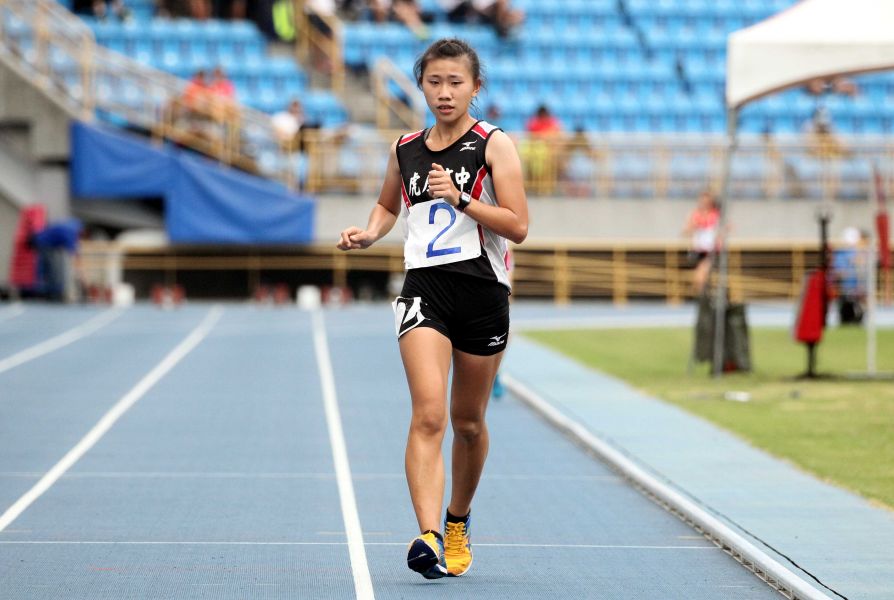 虎尾高中黃冠綾奪得高女10000公尺競走金牌並打破大會記錄。林嘉欣／攝影。