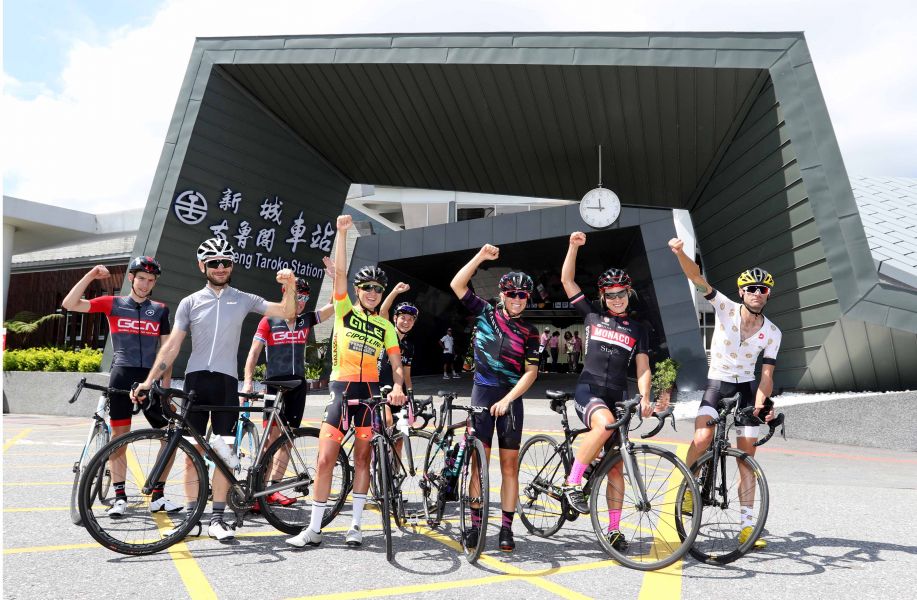 亮點選手在太魯閣車站前合影。中華民國自行車騎士協會／提供。