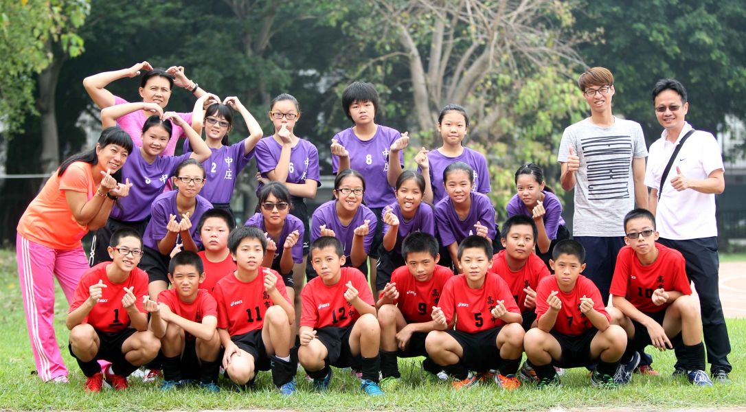 中庄國小排球隊的教練，是前中華女排最佳攻擊手許春蓮(最後一排左一)。林嘉欣／攝影。