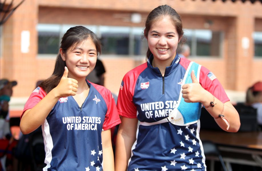 兩位有亞洲血統的美國箭手杜瑞娜(右)和Christine Yeri KIM都迷上珍珠奶茶。林嘉欣／攝影。