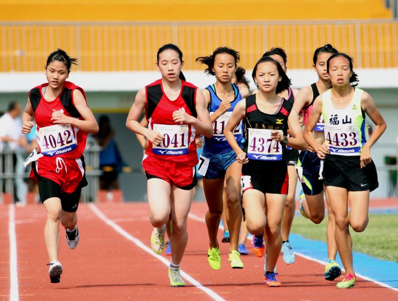 懷生國中籃球員蕭宇芹(左起)和呂佳諺在全中運國女1500公尺分居第四、第六。林嘉欣／攝影。