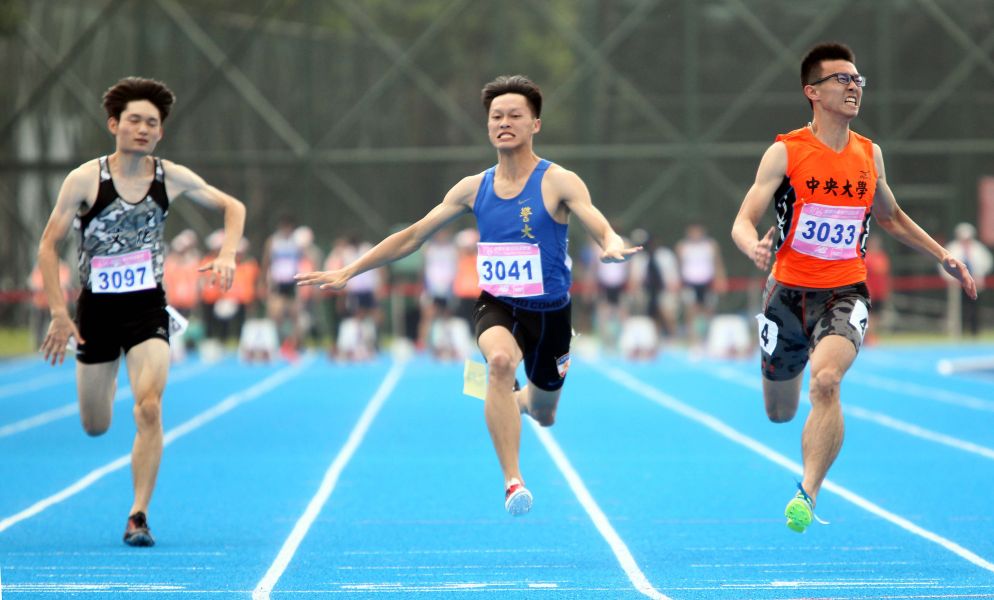 中央大學陳泓霖（右）奪得一般男百公尺金牌。林嘉欣／攝。