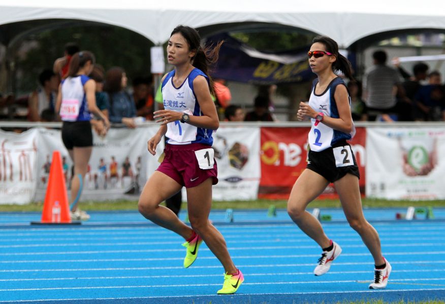 台體大游雅君（左）摘得公開女一萬公尺金牌。林嘉欣／攝。