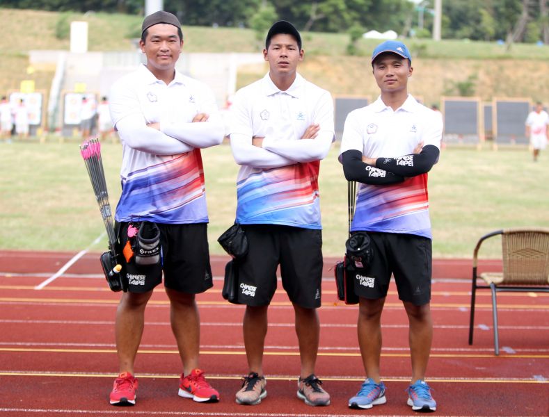 中華複合弓選手陳享宣(左起)、林哲瑋和林鑫民也準備好了！林嘉欣／攝影。