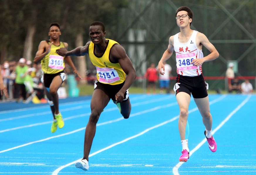 輔仁大學黃冠儀（右）獲得一般男子400公尺銀牌。林嘉欣／攝影。