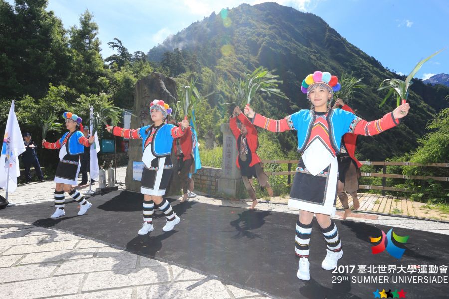 原住民舞蹈來迎接聖火。台北世大運執委會提供