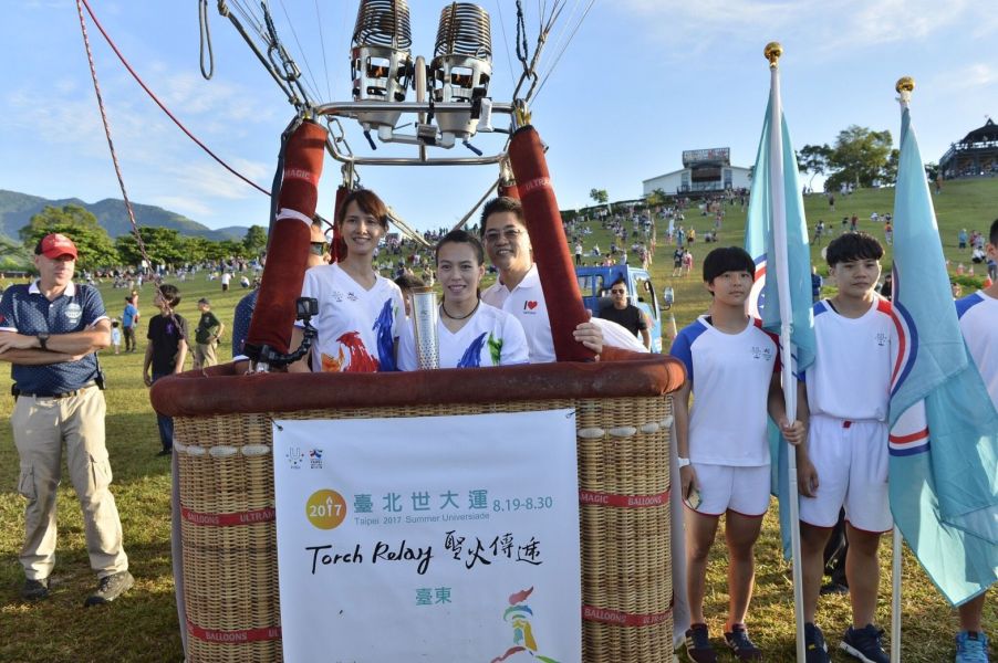 國手郭婞淳(右)、吳燕妮共同用熱氣球傳遞聖火。台北世大運執委會提供