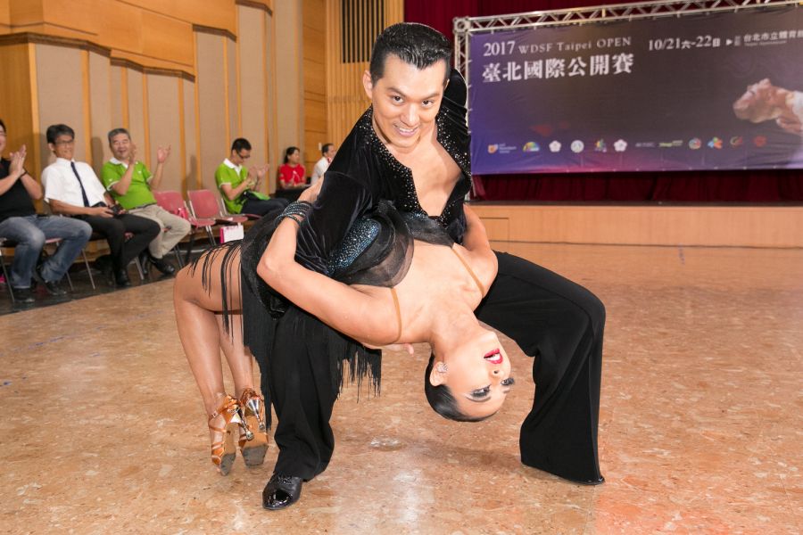 中華舞總秘書長彭彥鳴（後）與搭檔紀杏錡寶刀未老，熱力十足的拉丁舞吸引全場目光／中華民國體育運動舞蹈總會提供