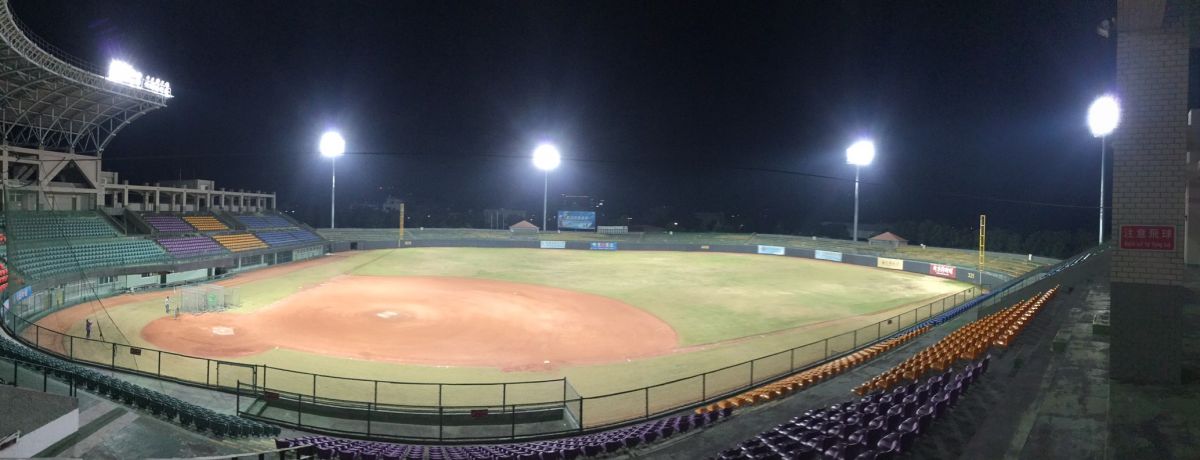 台東棒球村首個夜間照明8日啟用。