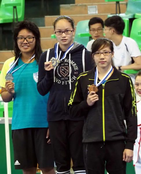 16歲的劉姵廷在女子100公尺蝶式以1分03秒76奪金，打敗銀牌得主王亭之（左）及銅牌得主王怡臻（左）。圖/大會提供