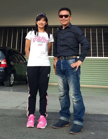 黃亭茵(左)與教練東蓁情同父女。摘自申騰美利達臉書