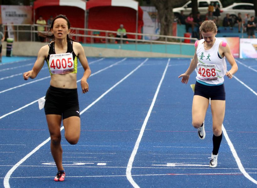 大葉大學邱旻萱（左）奪得一般女組400公尺金牌成績打破大會紀錄。林嘉欣／攝影。