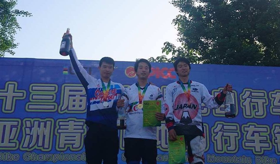 江勝山(左1)屈居銀牌。中華民國自由車協會提供