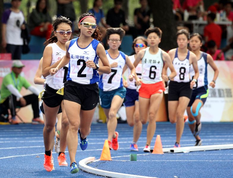 臺灣體大游雅君（前）在公開女組10000公尺三連霸。林嘉欣／攝影。