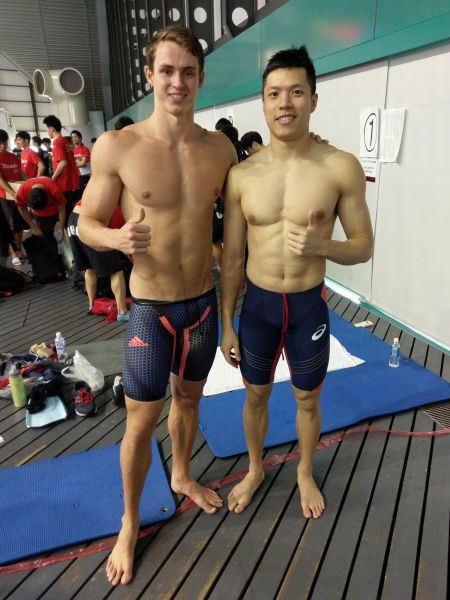吳浚鋒與英國50公尺自由式全國紀錄保持人普勞德。中華民國游泳協會提供