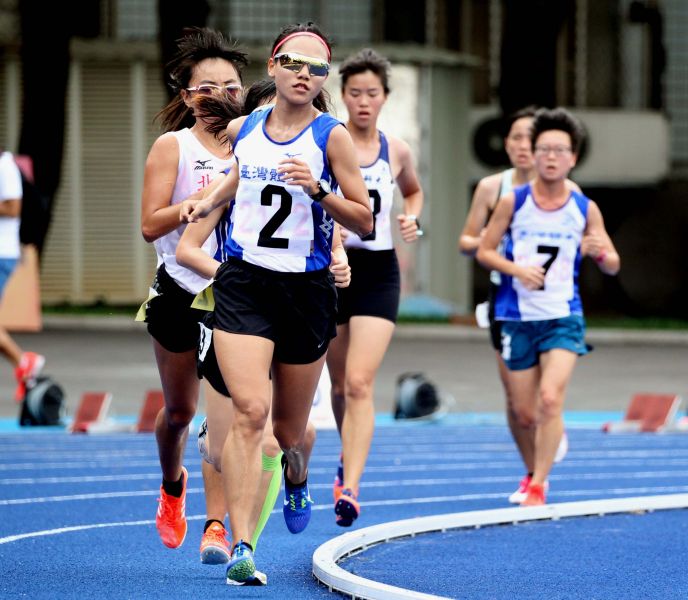臺灣體大游雅君（前）摘得公開女組10000公尺金牌。林嘉欣／攝影。