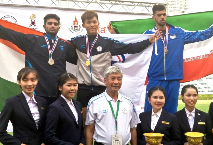我國劉祖沅(後排中)以5982分勇奪亞洲青少年田徑錦標賽十項全能金牌。田協提供。