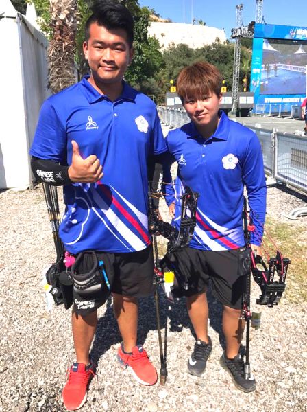 陳享宣(左)和陳怡瑄搭檔，拿下世界盃射箭賽土耳其站混雙金牌。圖／射箭協會提供。