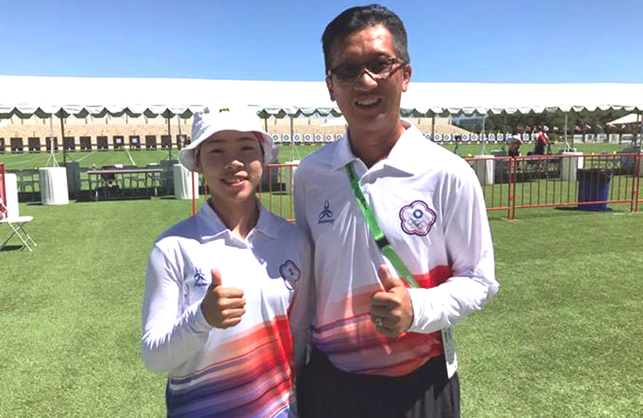 譚雅婷(左)有機會在世界盃射箭賽鹽湖城站搶到三金，右為教練倪大智。射箭協會／提供。