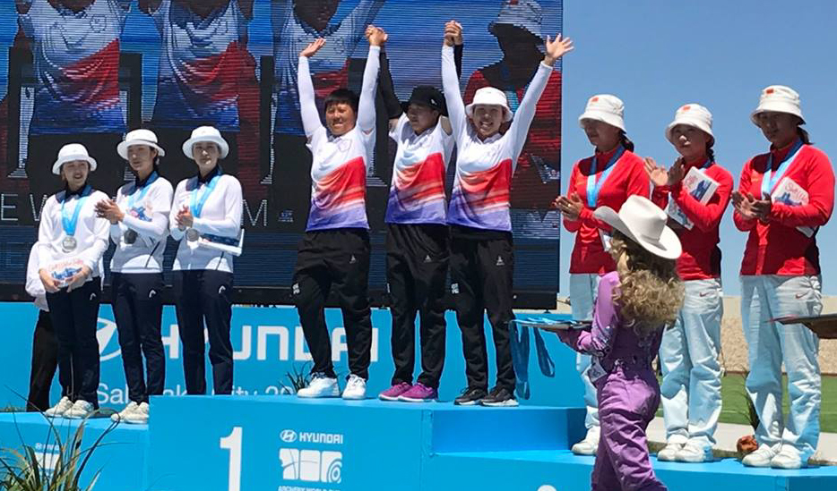 中華隊(中)開心奪得世界盃射箭賽鹽湖城站女子反曲弓團體賽金牌。射箭協會／提供。