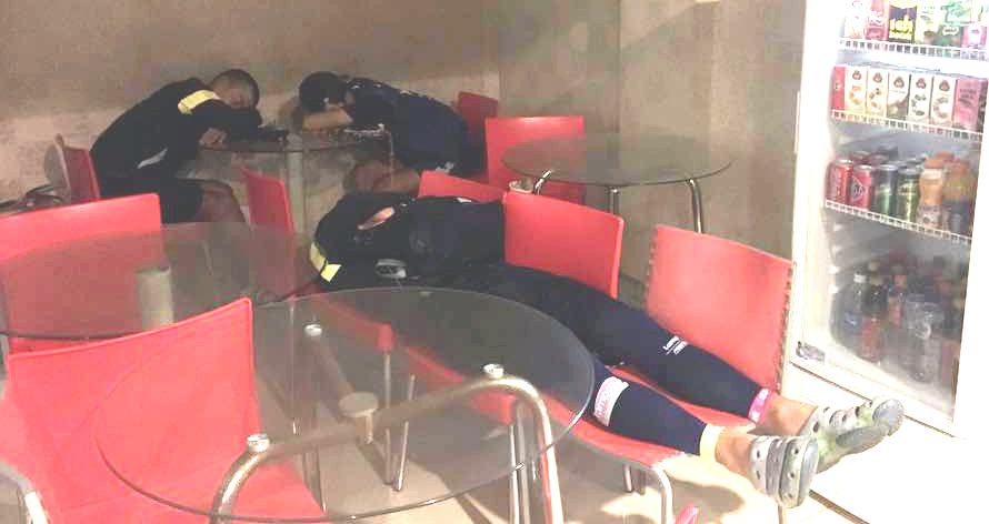台灣前勁車隊累攤了，在機場或趴或躺休息。台灣前勁隊／提供。