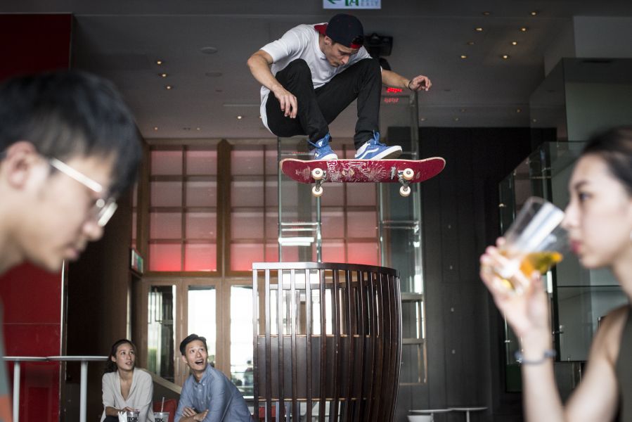 Maxim Habanec 於Woobar 大玩滑板，飛過酒吧高椅。圖/Red Bull提供