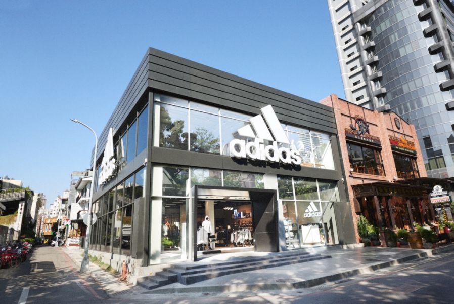 adidas進駐台中新興商圈-勤美綠園道，全新adidas綠園道門市以佔地兩層樓超過百坪的購物空間。
