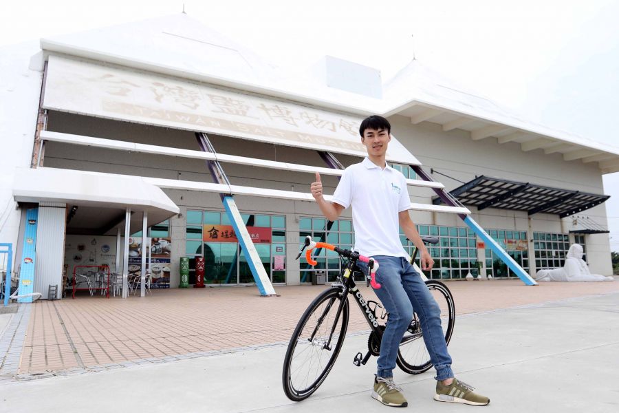 「爬坡王子」王胤之邀請大家一起參加台灣燈塔極點慢旅系列活動。中華民國自行車騎士協會／提供。