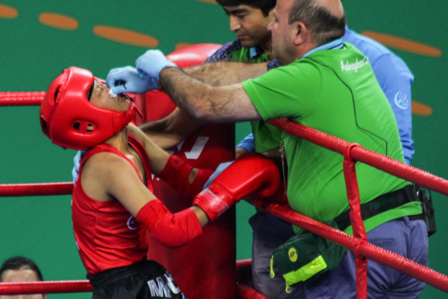 中華隊女子-54公斤級泰拳選手洪巧恩遭土庫曼選手重擊，臉部。圖/體記協會提供