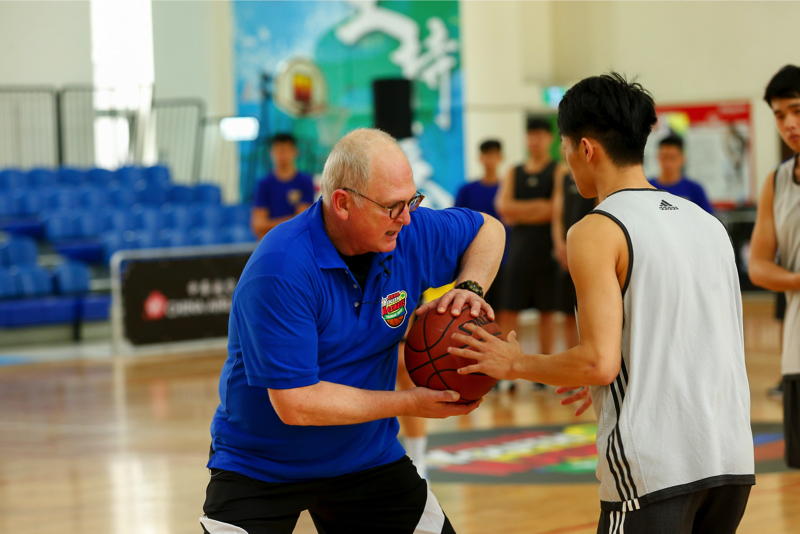 2017國泰NBA Youth Madness教練訓練營(Coaches Clinic)邀請目前中國東莞籃球學校及NBA培訓中心的技術總監帕瑪(Bruce Palmer)教練擔任總教頭。主辦單位提供
