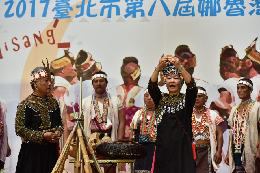 臺北市原民會賴慧貞代理主委以布農族傳統祭儀祈求活動順利成功。圖/主辦單位提供