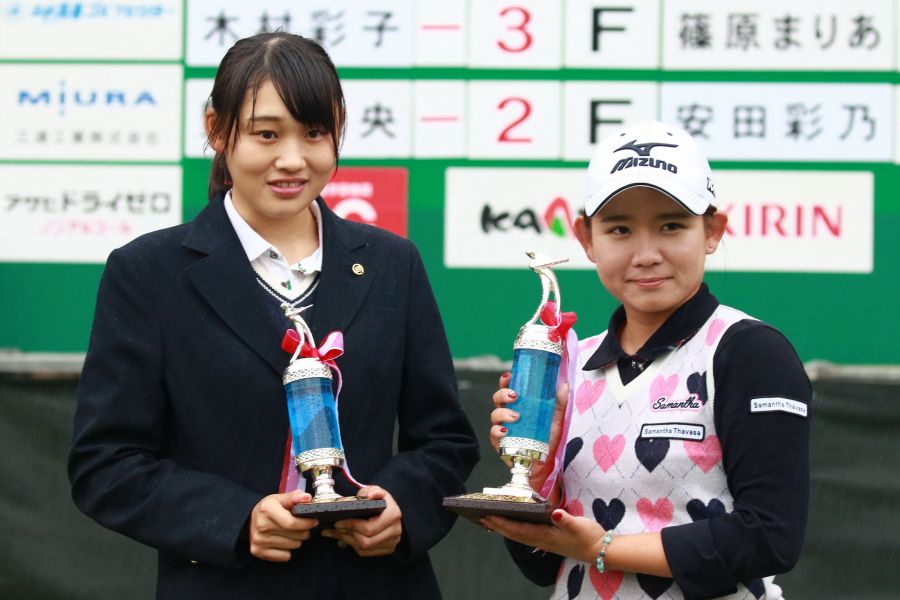 2017日台交流香川縣女子高爾夫賽，日本吉本光（右）奪冠和業餘冠軍球員手束雅(左)合影。