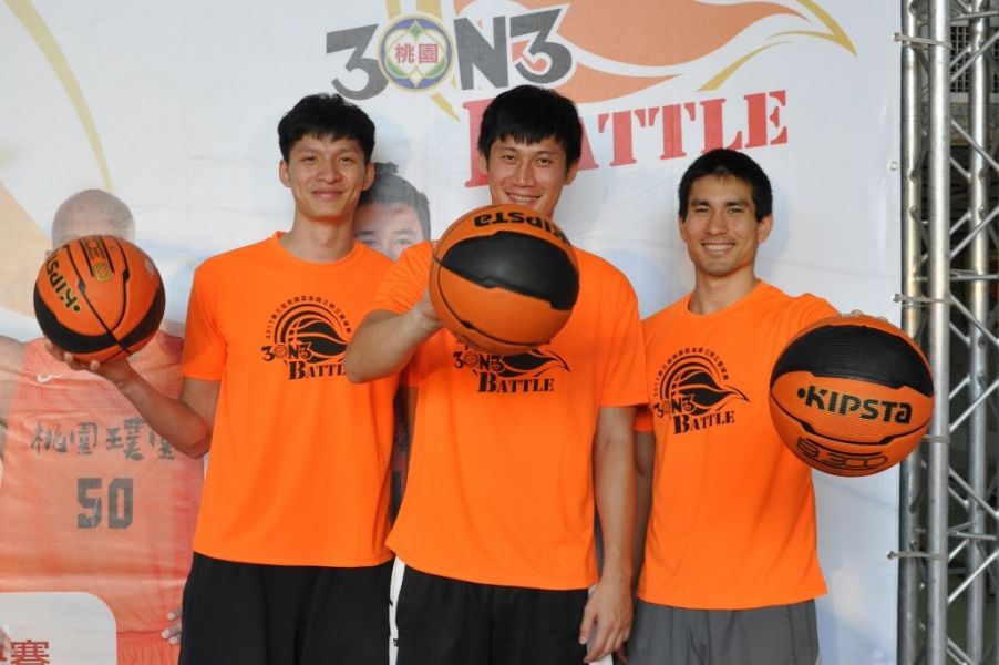 璞園建築籃球隊球星李啟瑋(左起)、林金榜、陳堅恩為桃園盃三對三籃球賽站台。圖/大會提供
