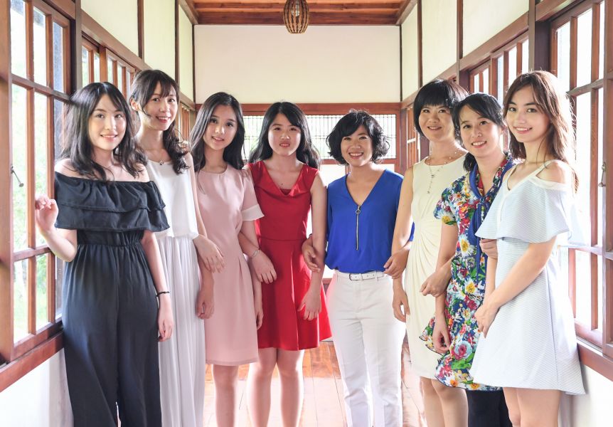 2017職業女棋士(左起)蘇聖芳、黨希昀、俞俐均、楊子萱、蕭愛霖、張正平、張凱馨、黑嘉嘉。圖/主辦單位提供